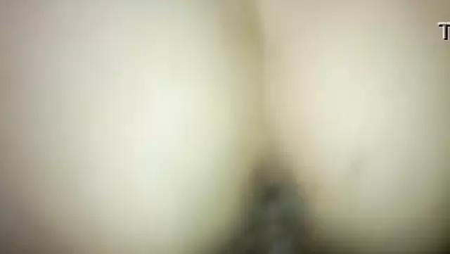 Göğüsleri dolgun kadın, Kazak bir adamla seks yapıyor.