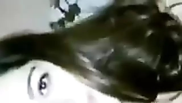 Güzel kız Kazakistanlıya ağızla zevk veriyor.