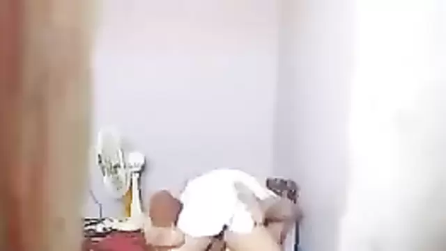 Evli Kazakistanlı yalnız komşusu tarafından sikerken