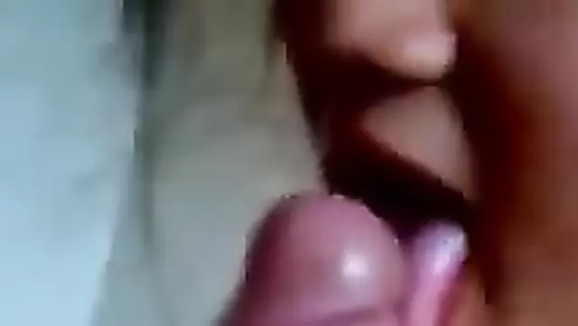 Telugu yenge yavaşça aletini üflüyor.