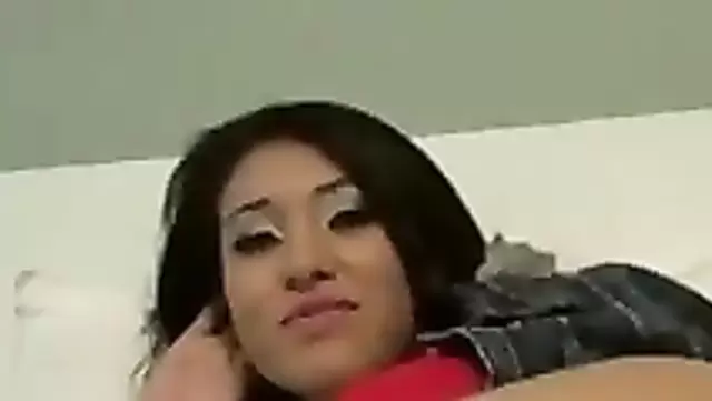 Kazakistanlı hatun, yabancısının kocasını baştan çıkarıyor.