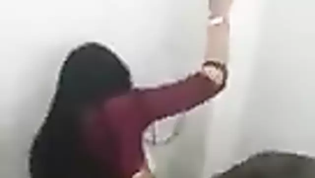 Esmer güzellik, ateşli Kazakistanlıya el işi çekiyor.