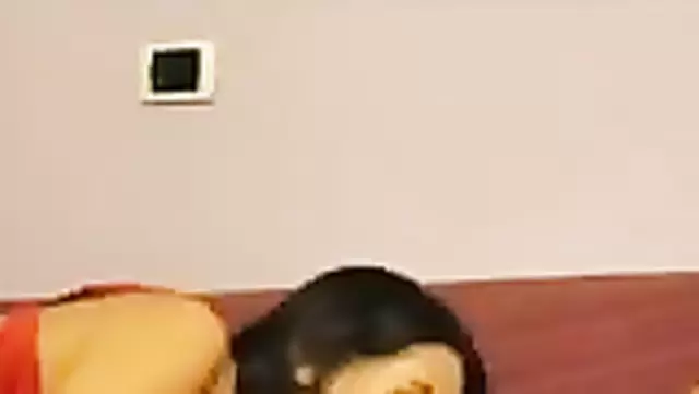 Esmer hatun, aleti iştahla yalıyor.