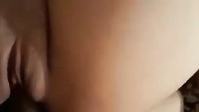 Adam, Kazak kızı traşlı amından sikişiyor.