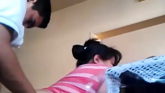 Kazak kız, komşusuna köpek pozisyonunda teslim oluyor.