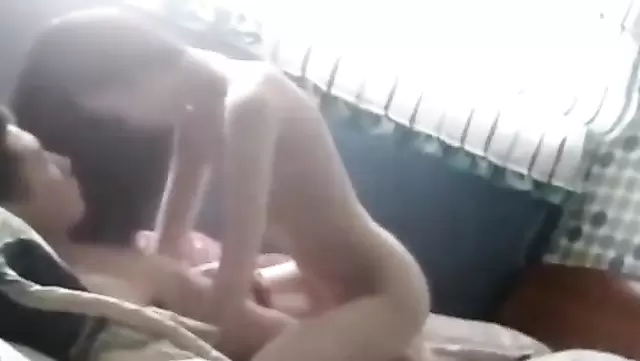 Kazak sevgili sabah sevimliyle sevişiyor.