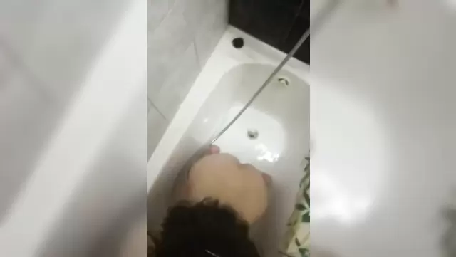 Diz çöküp kocamın aletini yalıyorum.